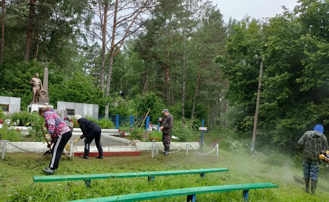 Активисты привели в порядок братские захоронения в Себежском районе