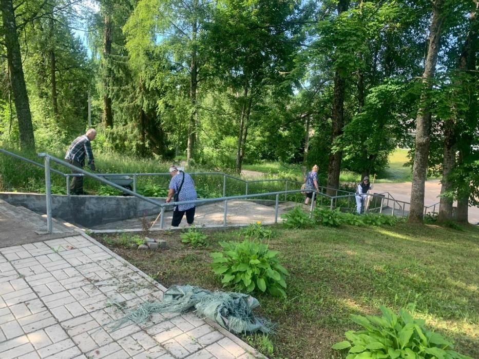 Активисты привели в порядок братские захоронения в Себежском районе