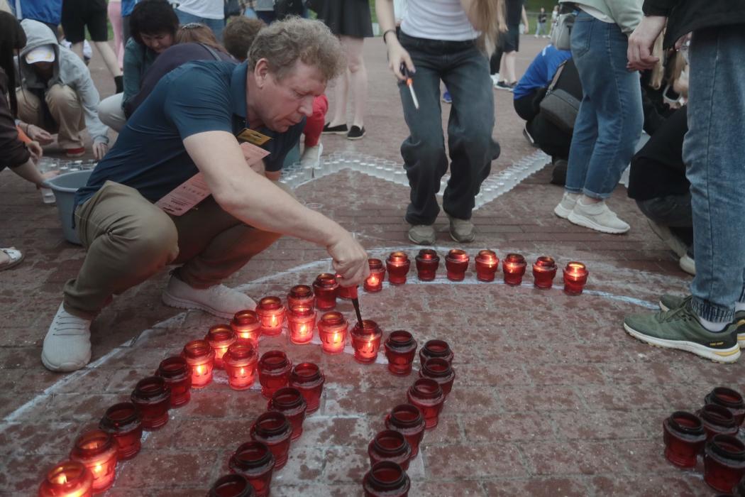 Сотни свечей зажгли в Пскове в память о героях