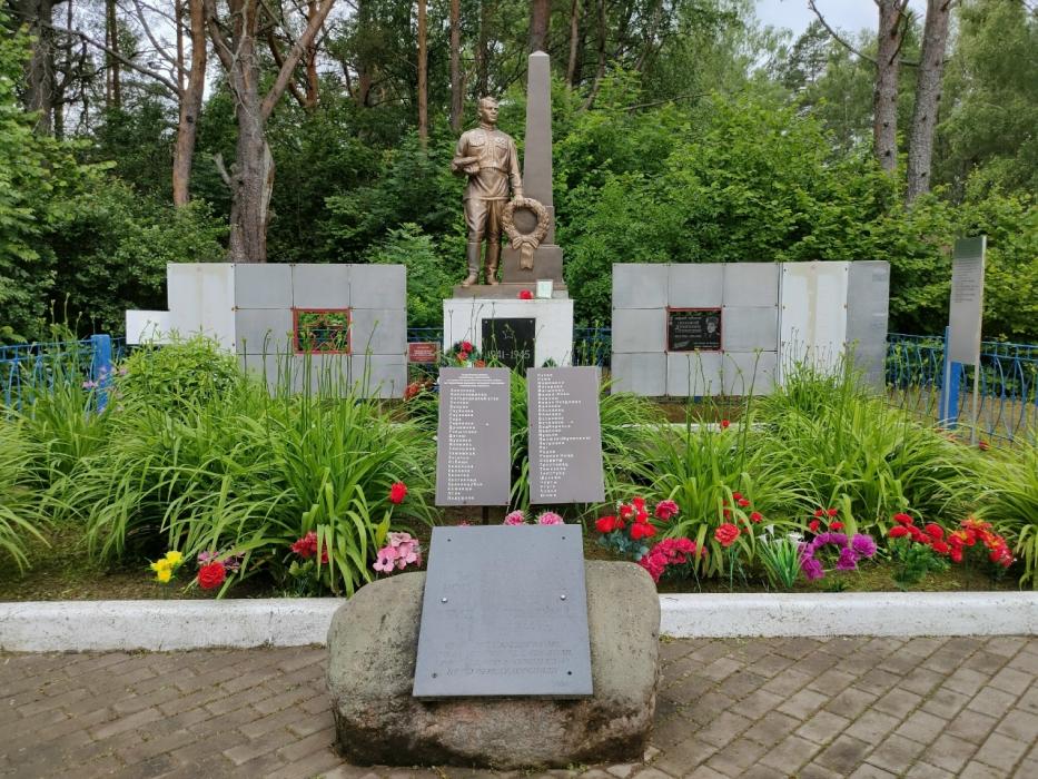 Активисты привели в порядок братские захоронения в Себежском районе