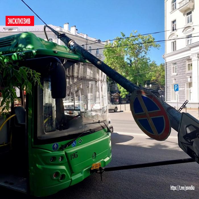 Столб упал на автобус в Пскове