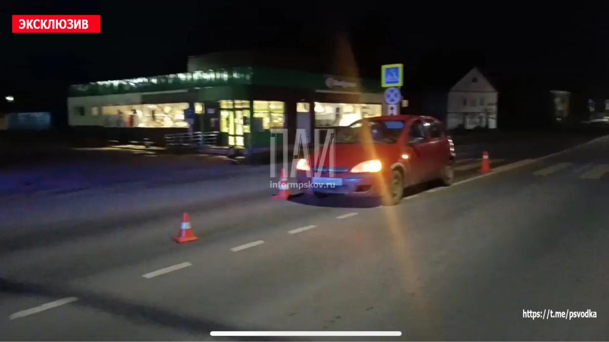Opel сбил женщину на пешеходном переходе в Бежаницах