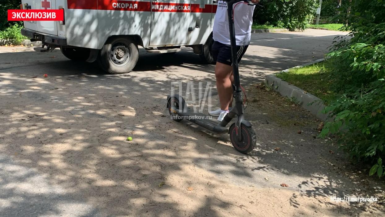 Пожилого мужчину на самокате сбили в Печорах