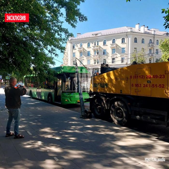 Столб упал на автобус в Пскове