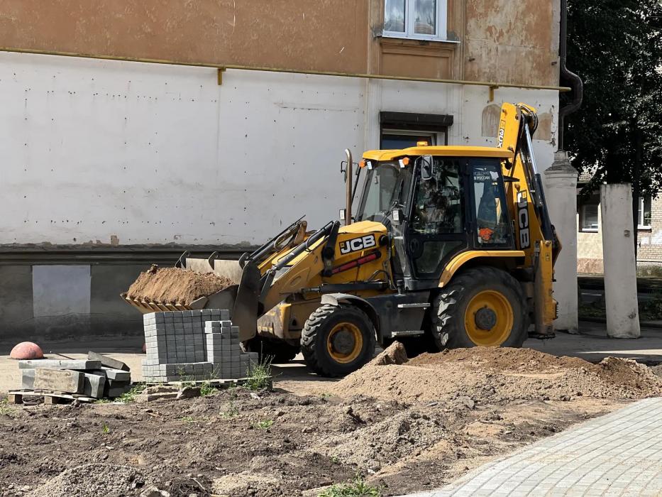 В Великих Луках завершается благоустройство сквера