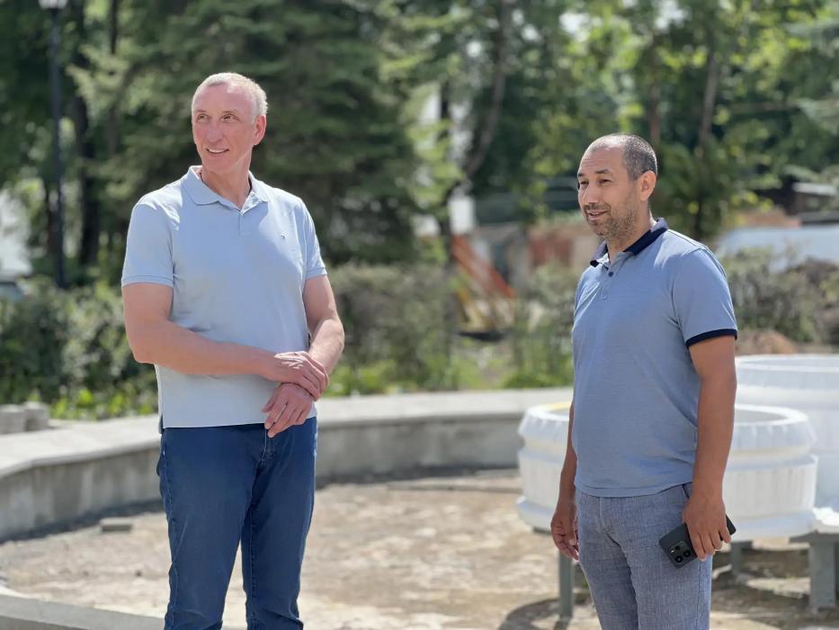 В Великих Луках завершается благоустройство сквера