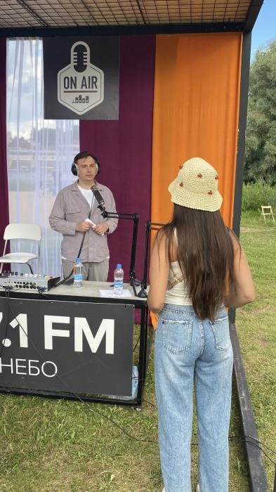 Открытая студия радио «7 НЕБО» собрала аншлаг на пляже Пскова в День города