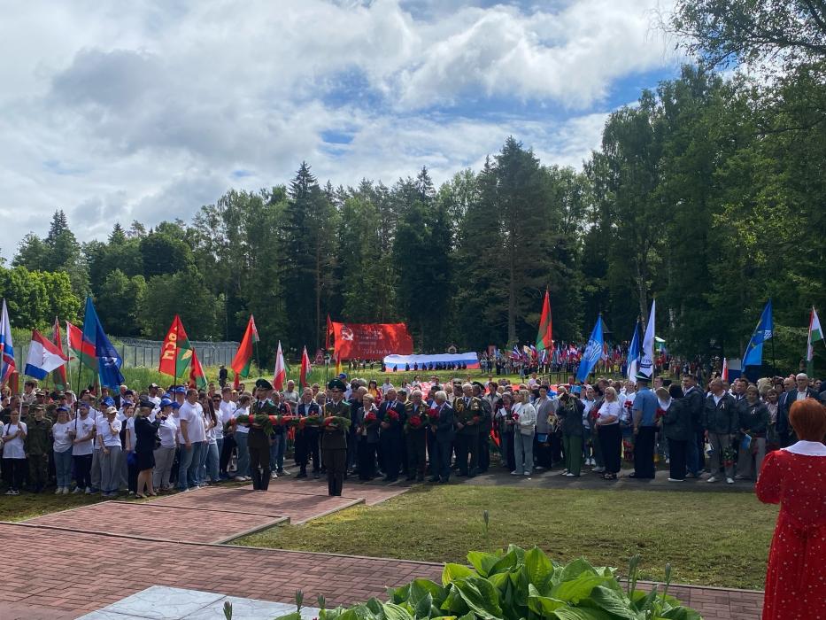Встреча ветеранов и участников партизанского движения прошла на Кургане Дружбы в Псковской области