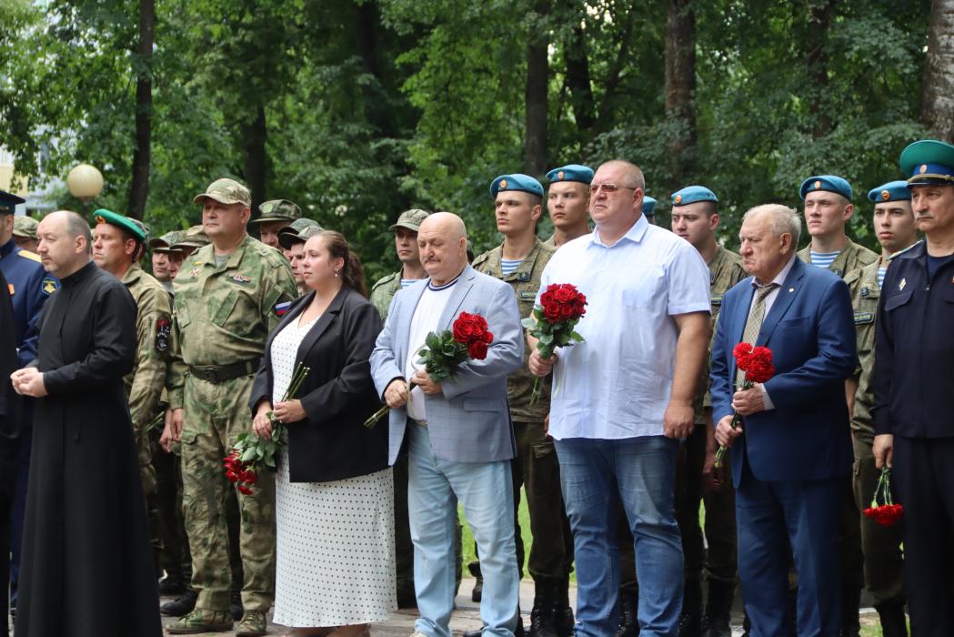 Депутаты Псковской гордумы приняли участие в торжестве в честь Дня ветеранов боевых действий