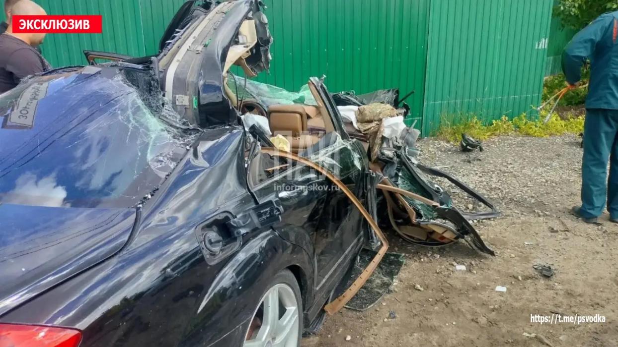На перекрёстке в Пскове произошло ДТП с участием Mercedes и ГАЗ
