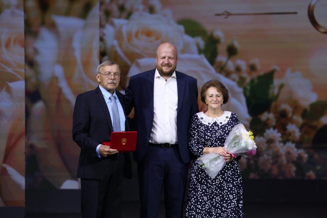 Награждение медалями за 50-летний брак