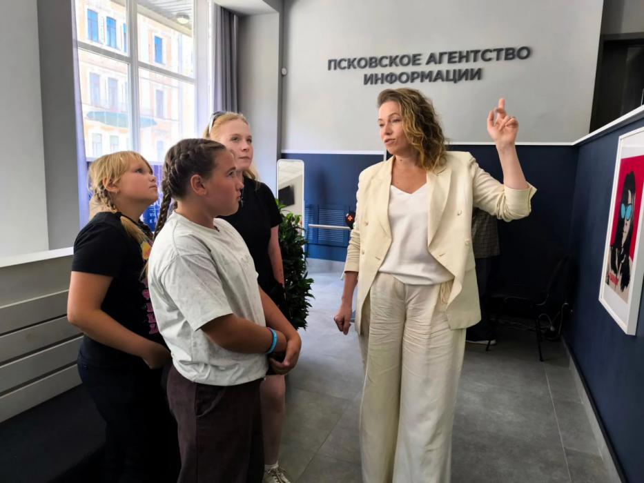 За кулисами эфира: юные журналисты из Гдовского района погрузились в региональную медиакухню