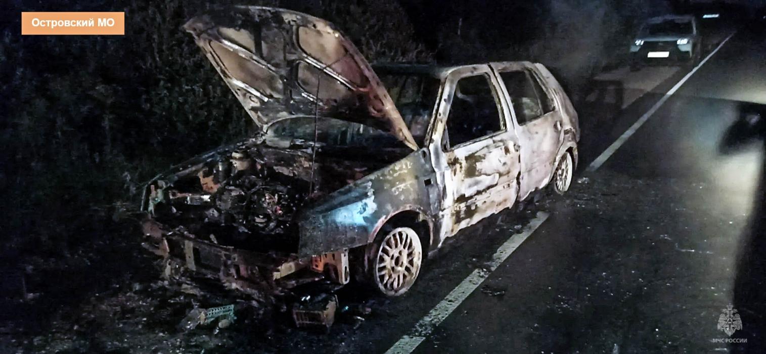 Дом и автомобиль сгорели в Псковской области