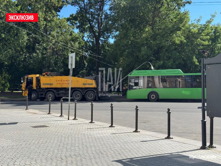 Столб упал на автобус в Пскове