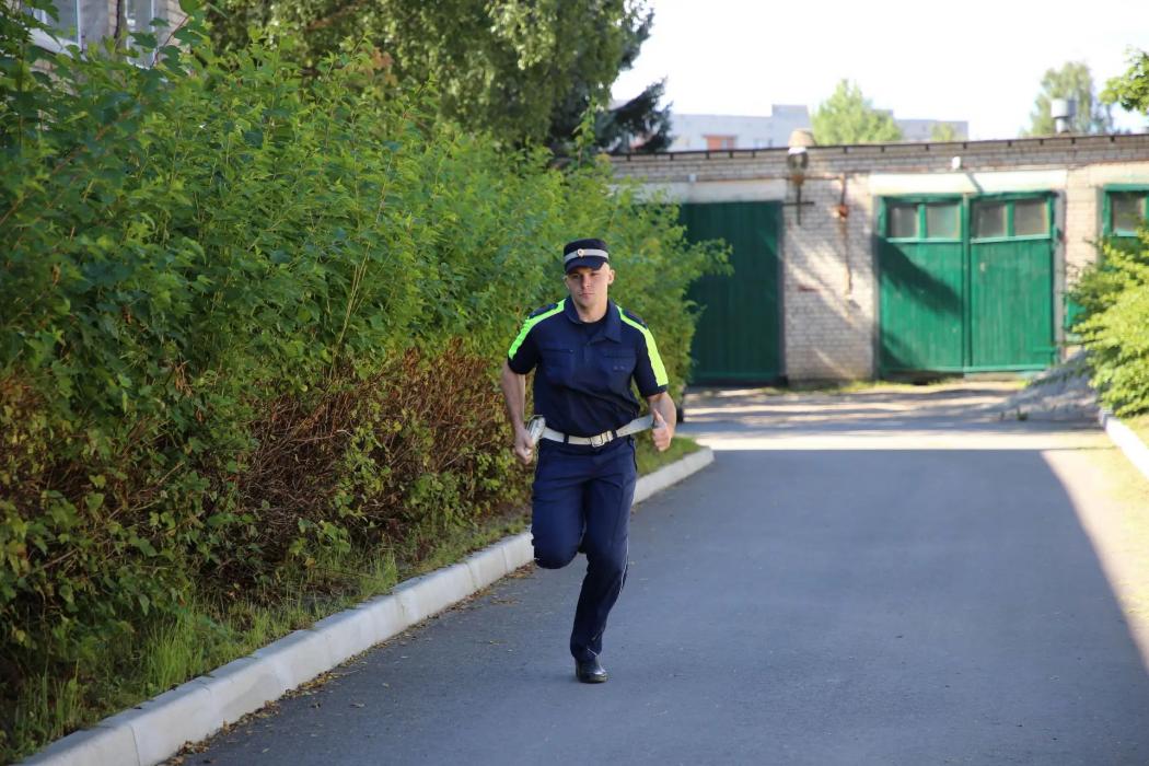 Стена, лабиринт, разрушенный мост: полосу препятствий прошли псковские полицейские
