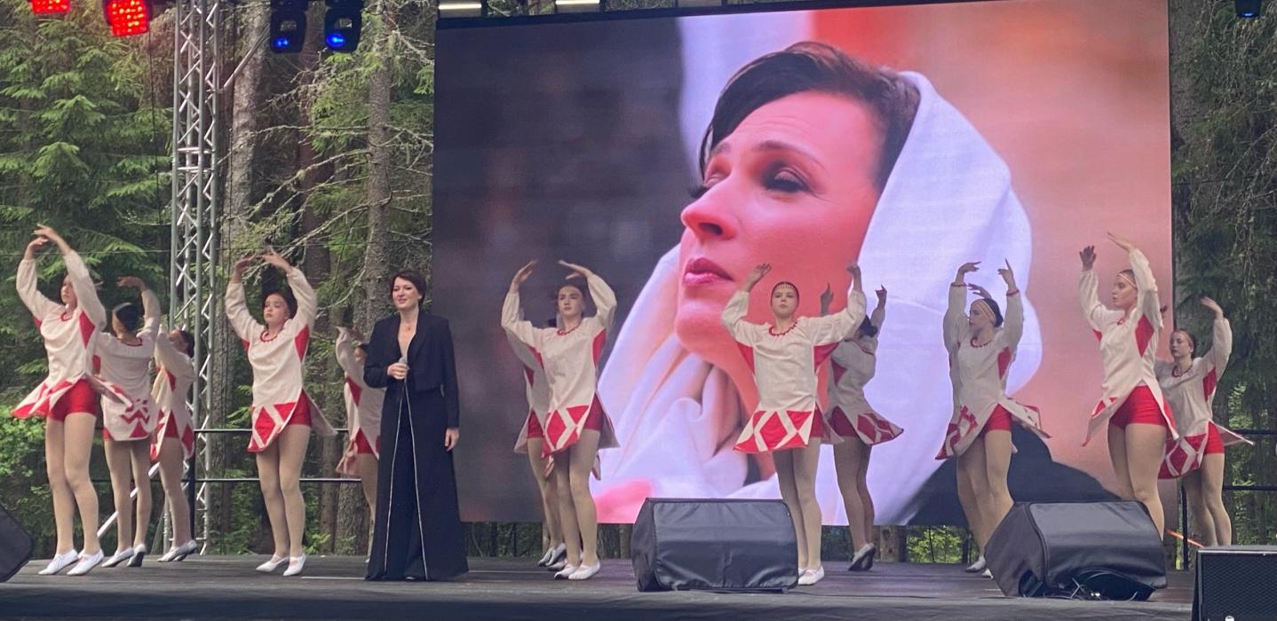 Встреча ветеранов и участников партизанского движения прошла на Кургане Дружбы в Псковской области