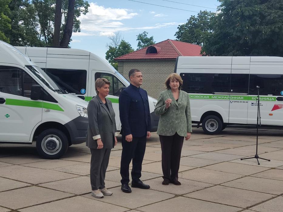 Новые автобусы для транспортировки пациентов передали в медучреждения Псковской области