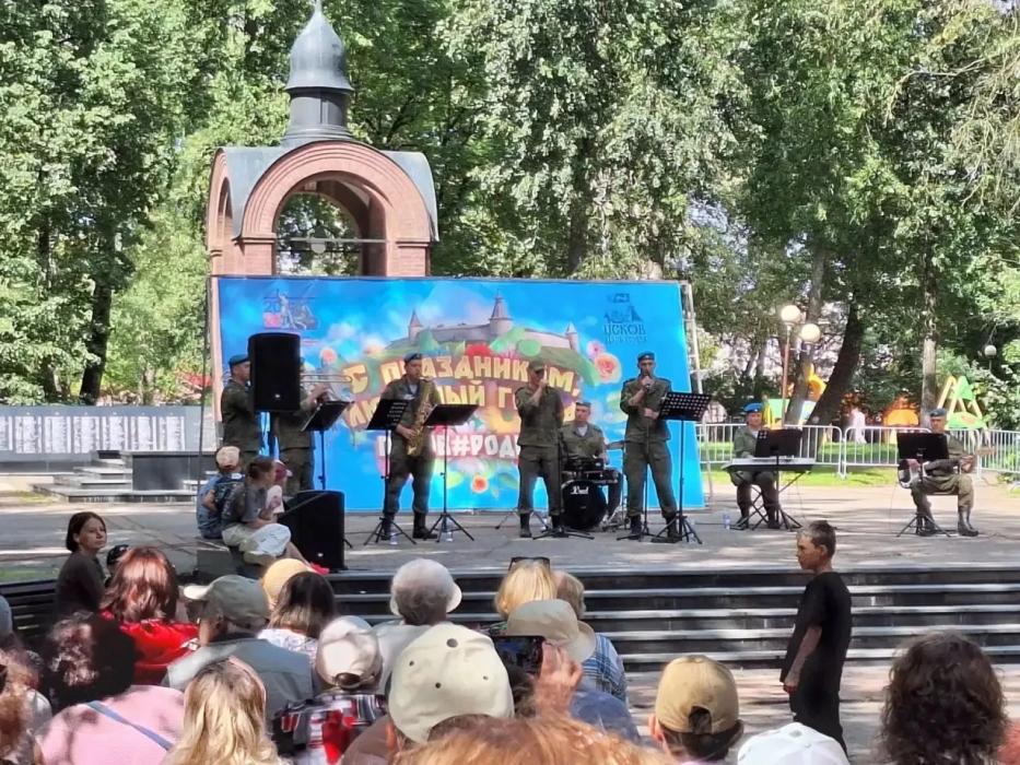 День города отметили в сквере у Дома офицеров