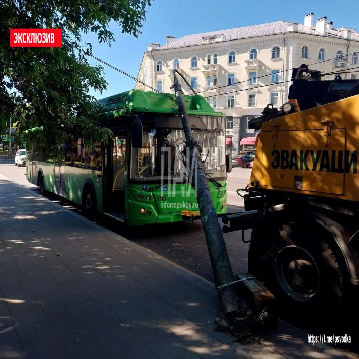 Столб упал на автобус в Пскове