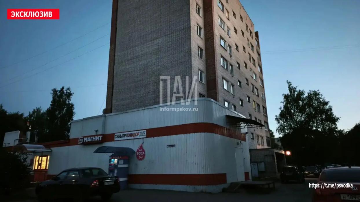 Семилетний мальчик выпал из окна пятого этажа в Великих Луках