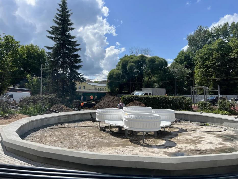 В Великих Луках завершается благоустройство сквера