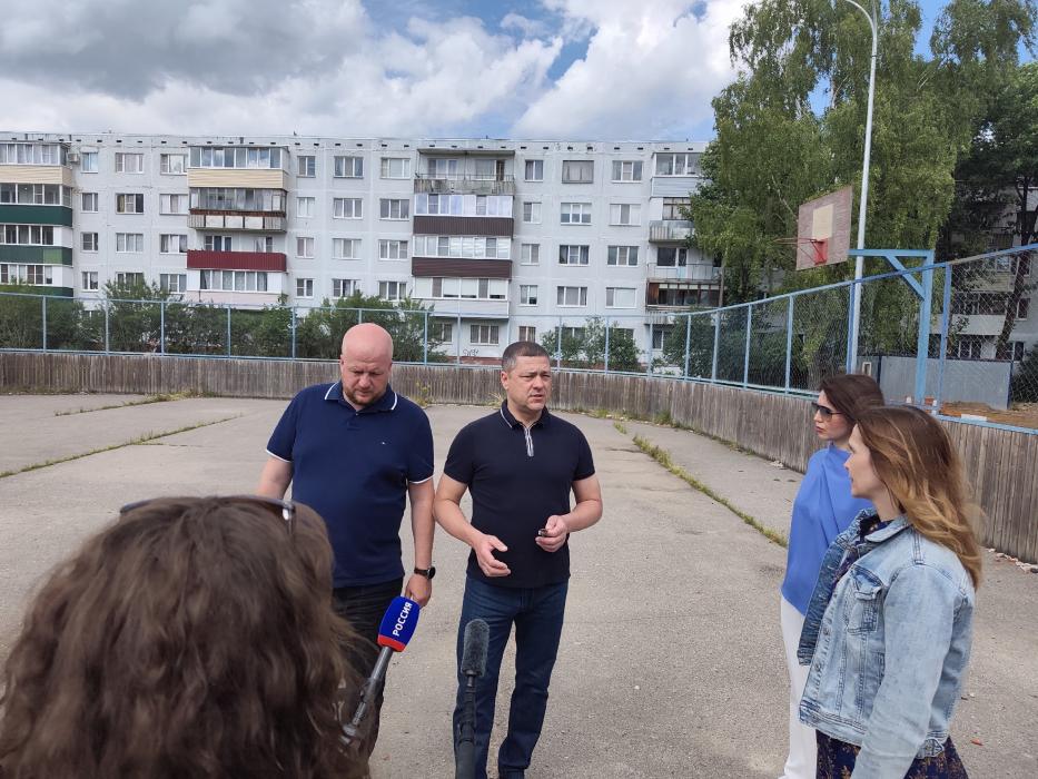 Михаил Ведерников проверил ход благоустройства общественной территории на Запсковье