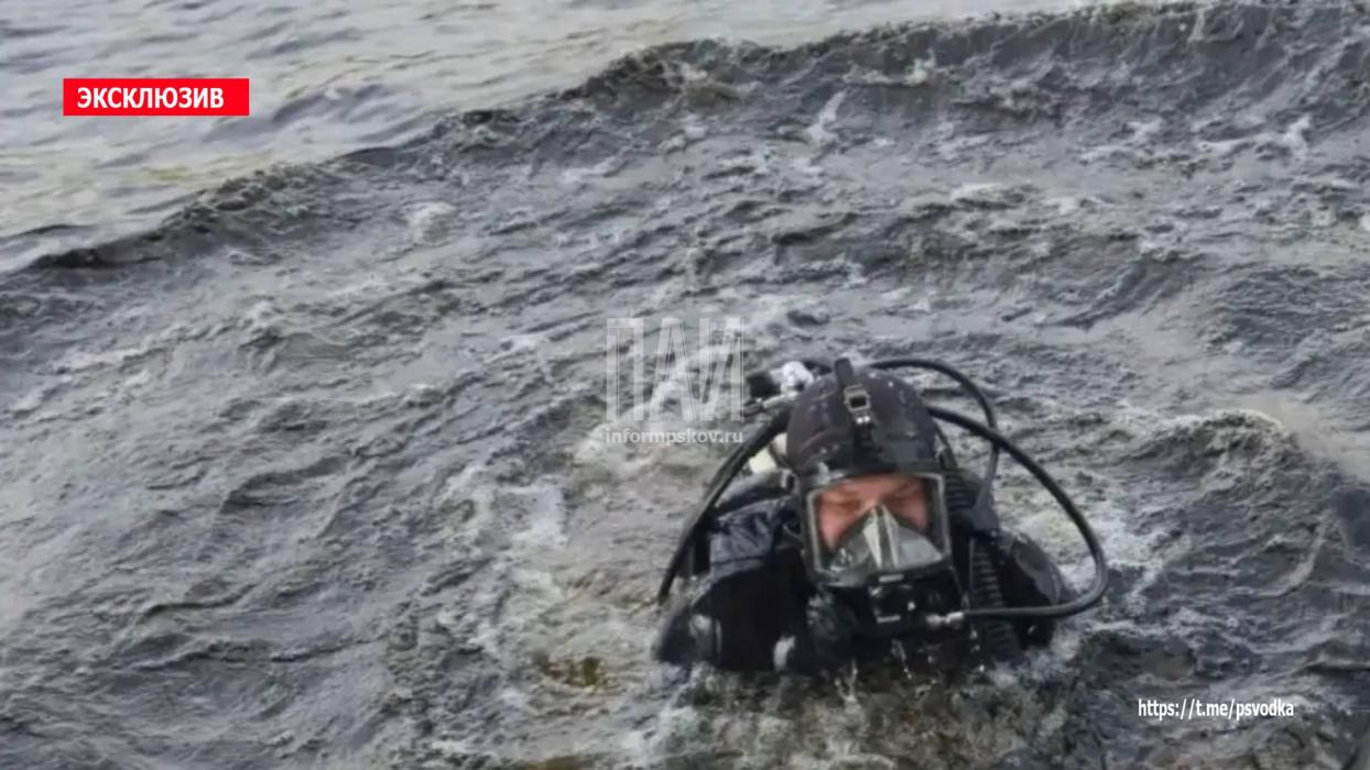 Водолазы подняли из реки Великой тело девушки, упавшей с моста Александра Невского в Пскове