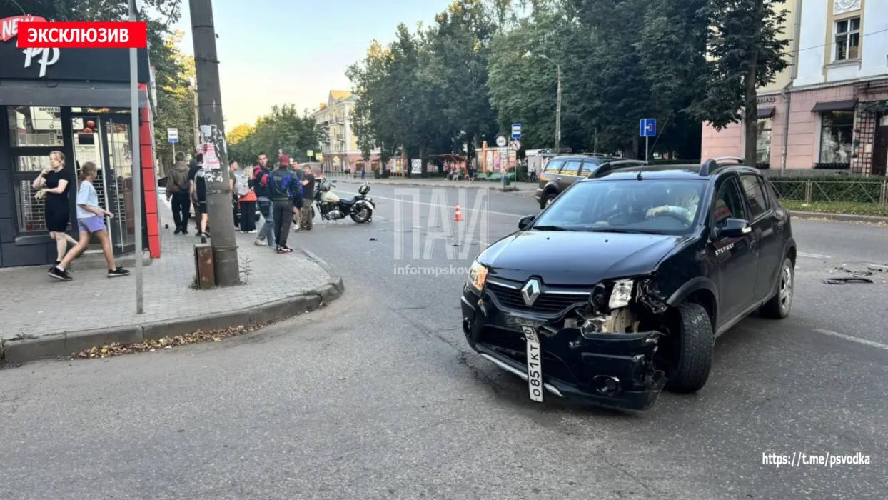 Автомобиль сбил мотоциклиста на проспекте Ленина в Великих Луках