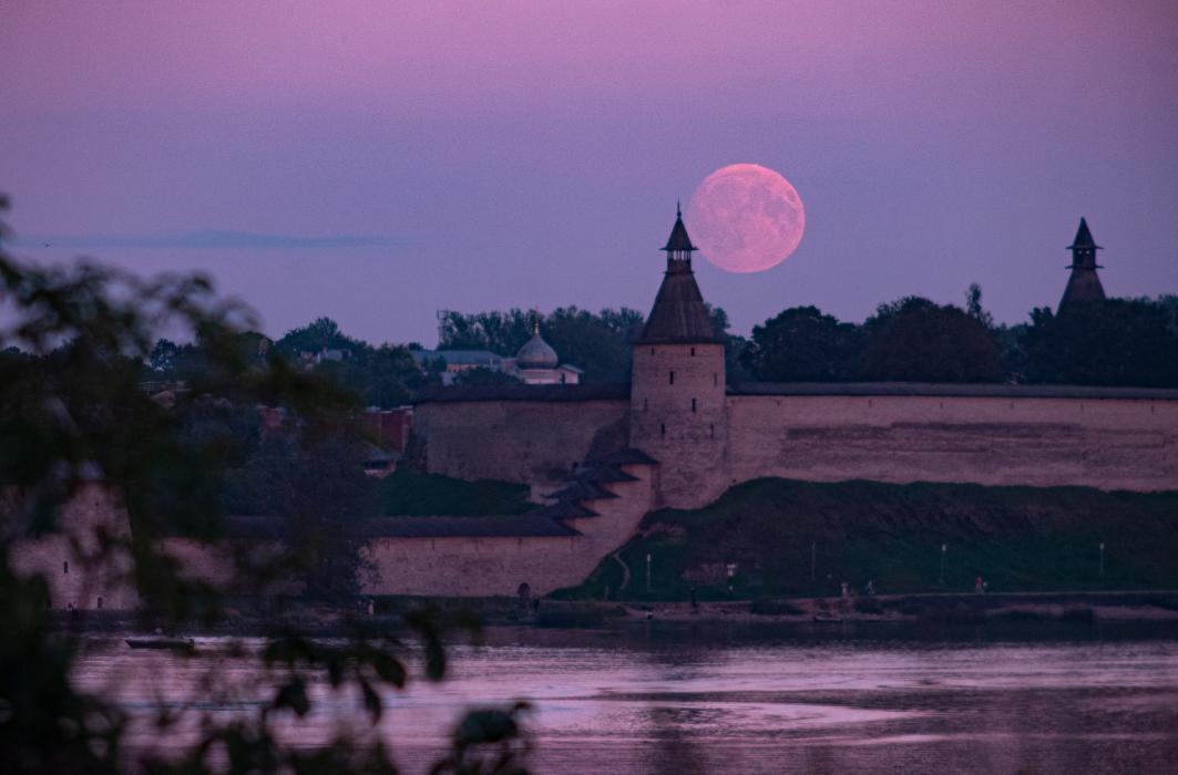 Восход луны над Псковом 