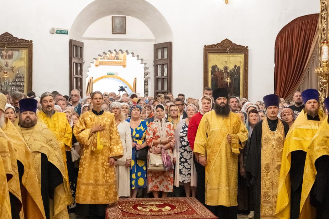 Поклониться святыне: мощи святителя Спиридона Тримифунтского в Троицком соборе в Пскове