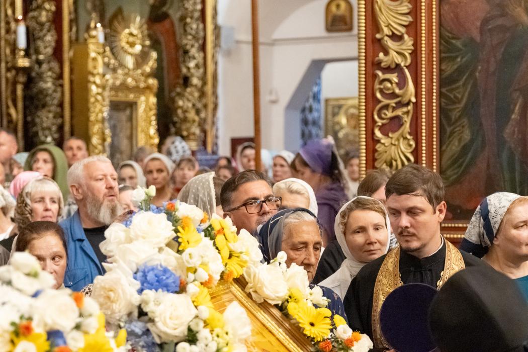 Поклониться святыне: мощи святителя Спиридона Тримифунтского в Троицком соборе в Пскове