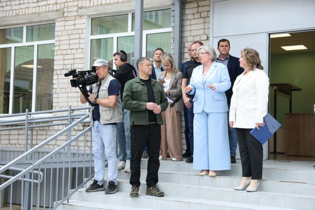 Губернатор оценил капремонт и благоустройство Плюсской школы