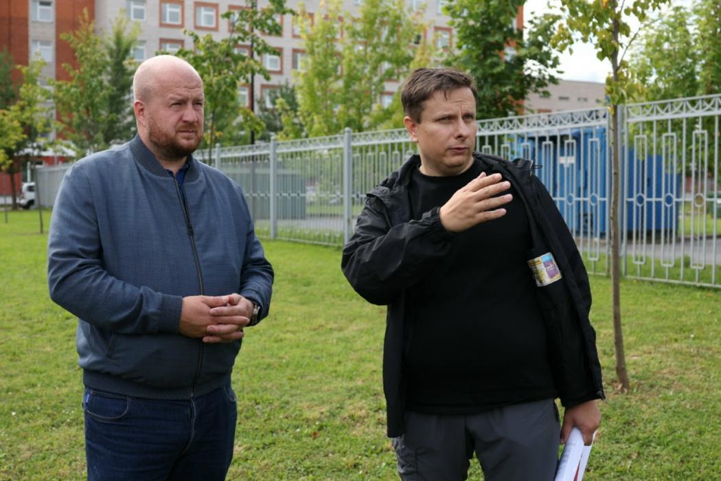 Борис Елкин осмотрел зелёное насаждение возле Детской областной больницы