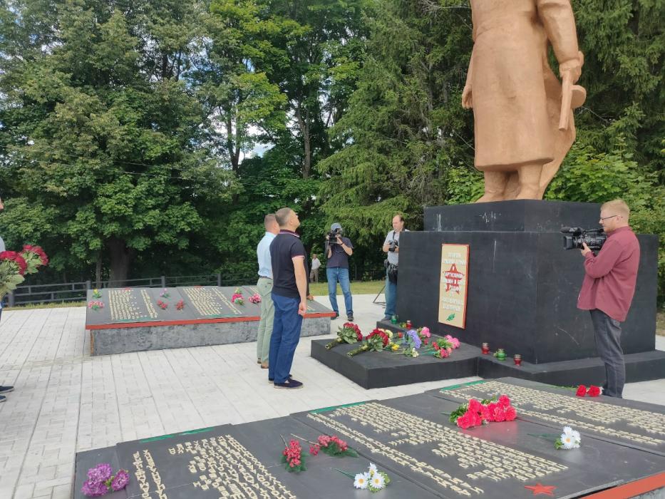 Михаил Ведерников оценил результат работ по благоустройству территории в Дедовичах 