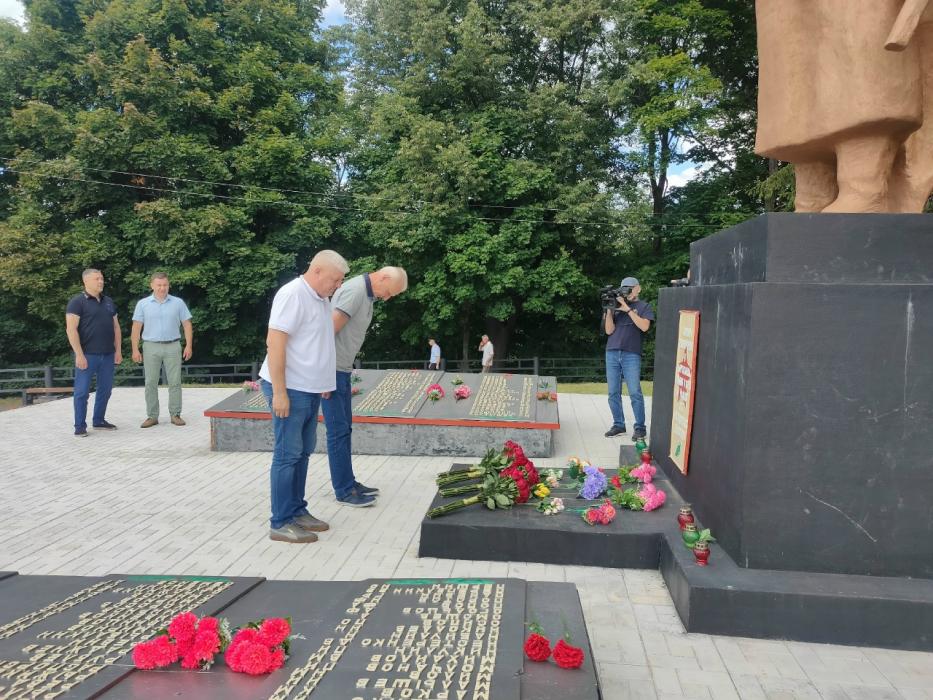 Михаил Ведерников оценил результат работ по благоустройству территории в Дедовичах 