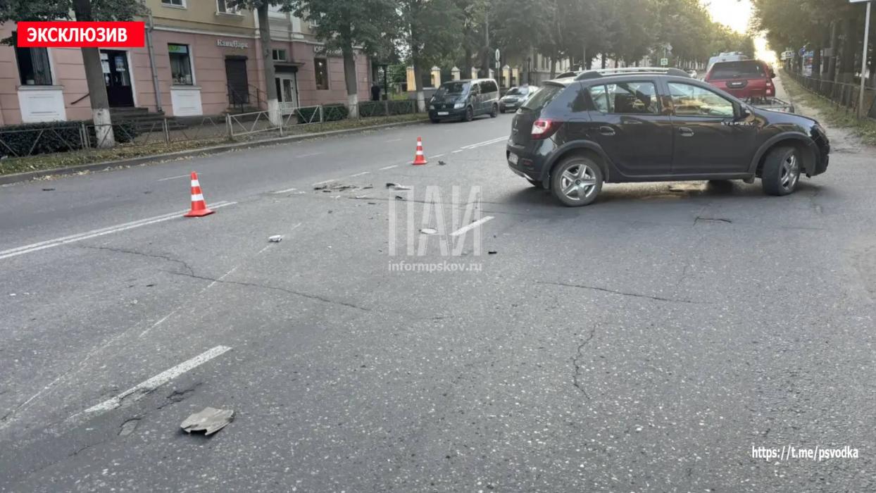 Автомобиль сбил мотоциклиста на проспекте Ленина в Великих Луках