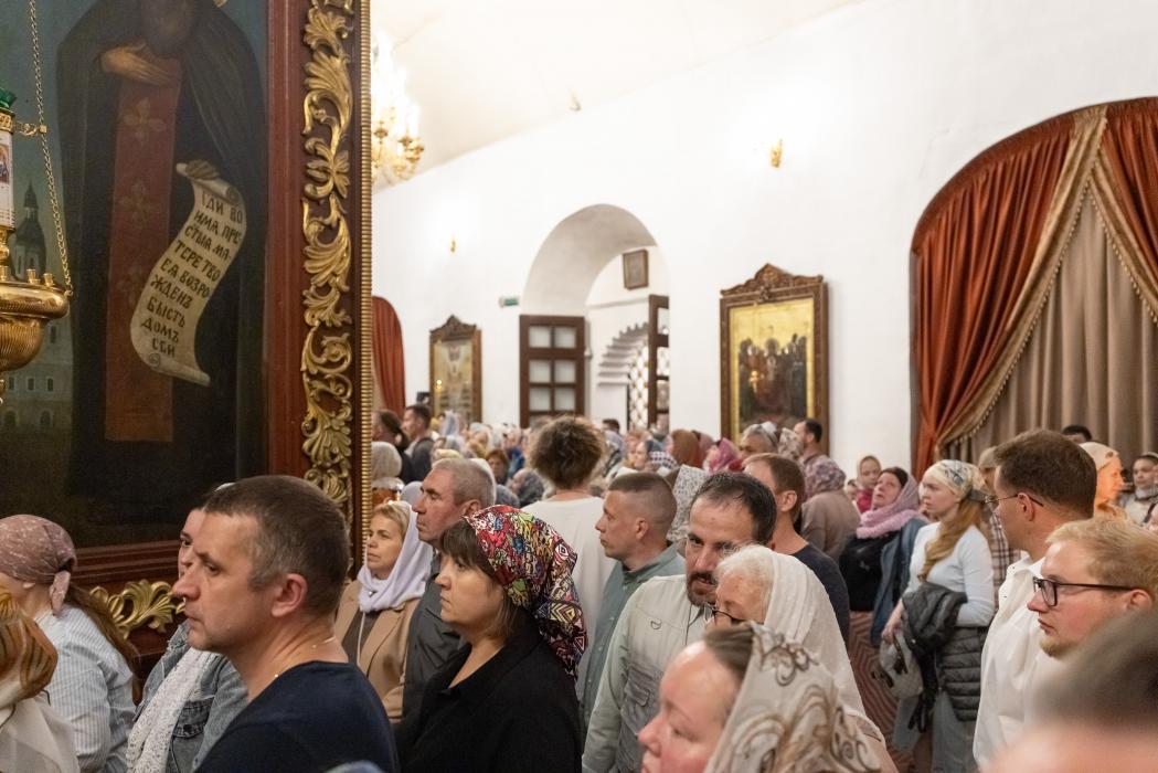 Поклониться святыне: мощи святителя Спиридона Тримифунтского в Троицком соборе в Пскове