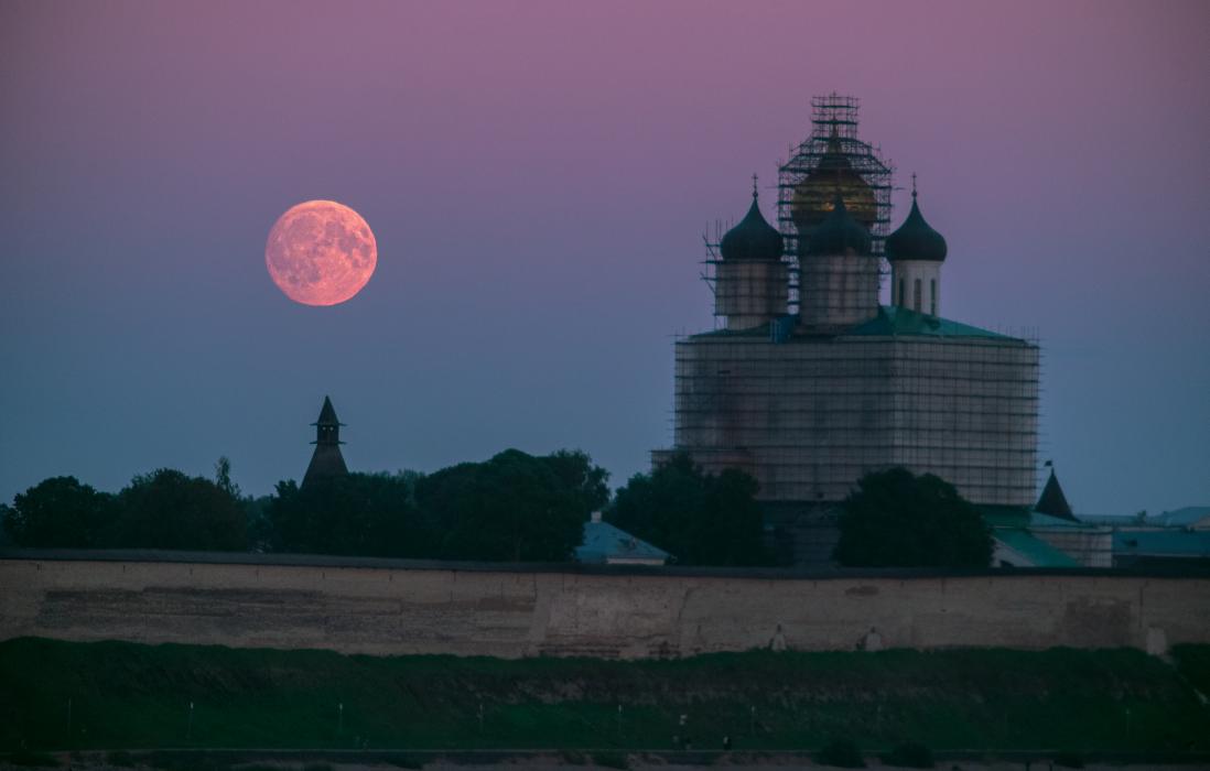 Восход луны над Псковом 