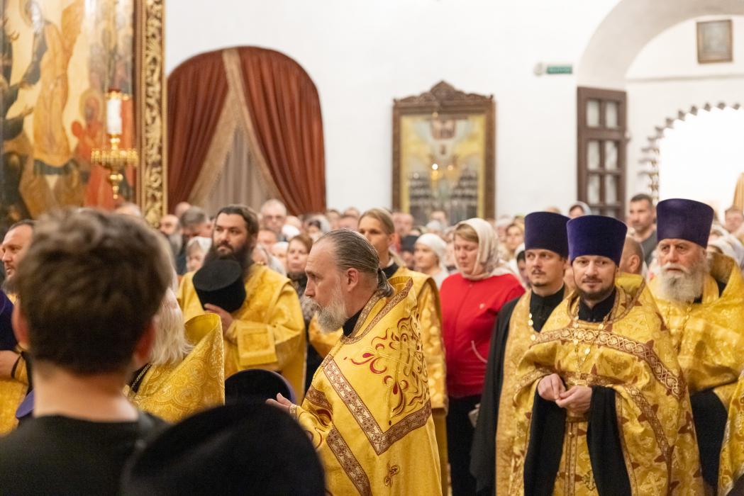 Поклониться святыне: мощи святителя Спиридона Тримифунтского в Троицком соборе в Пскове