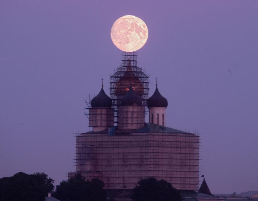 Восход луны над Псковом 