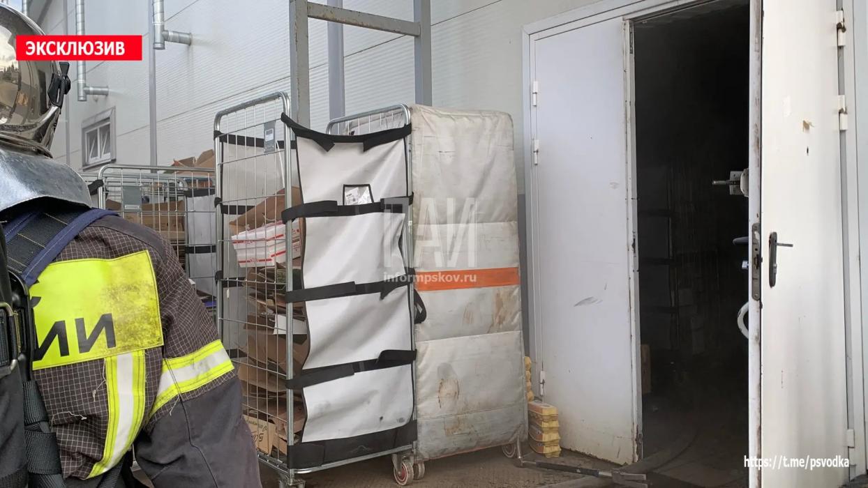 Подсобка загорелась в магазине в Псковском районе