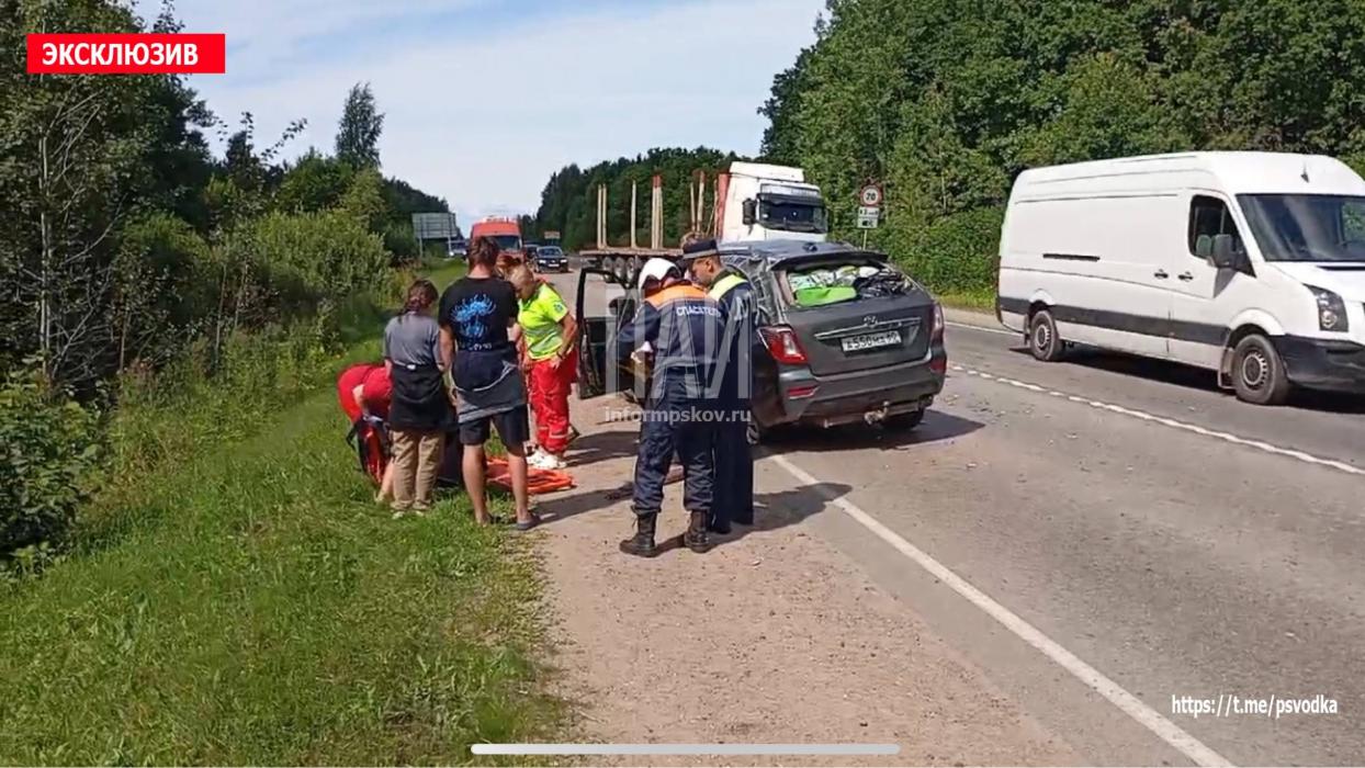 ДТП с опрокидыванием автомобиля произошло в Псковском районе
