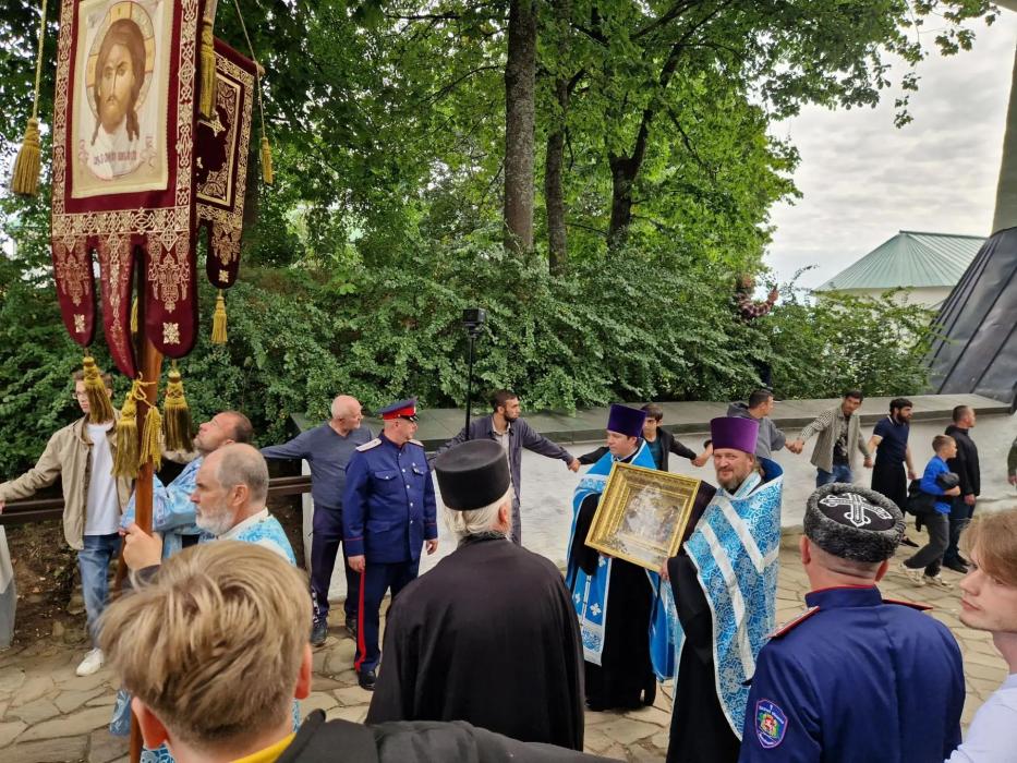 Крестный ход в Свято-Успенском Псково-Печерском монастыре