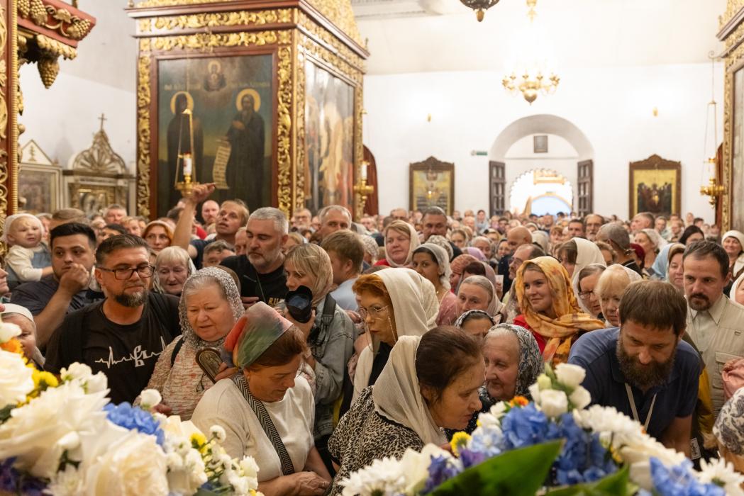 Поклониться святыне: мощи святителя Спиридона Тримифунтского в Троицком соборе в Пскове