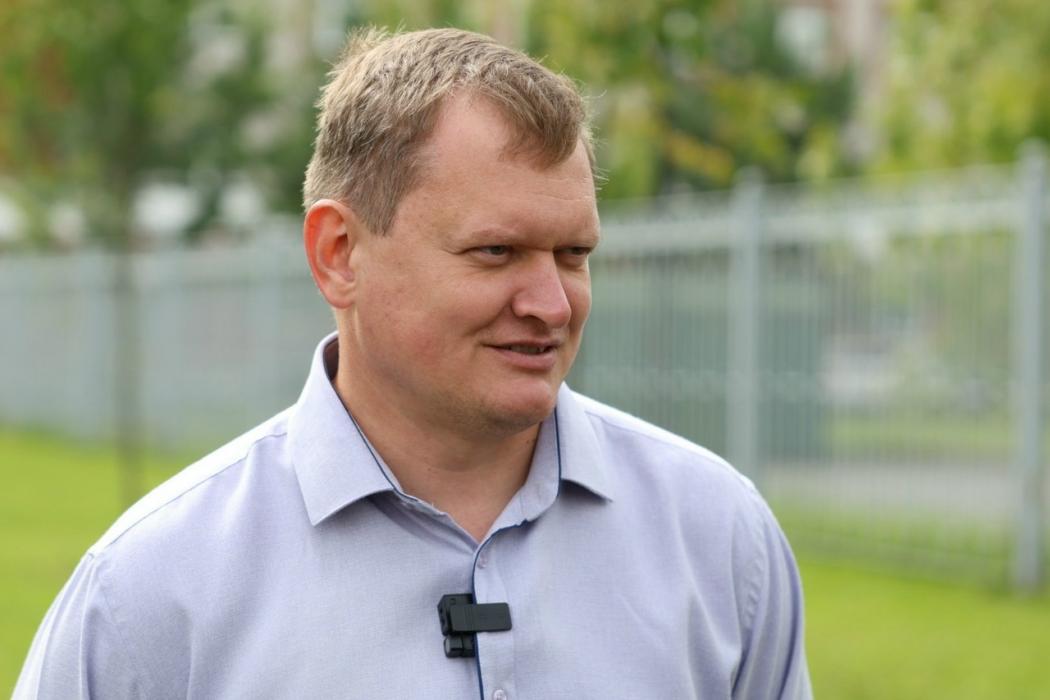 Борис Елкин осмотрел зелёное насаждение возле Детской областной больницы