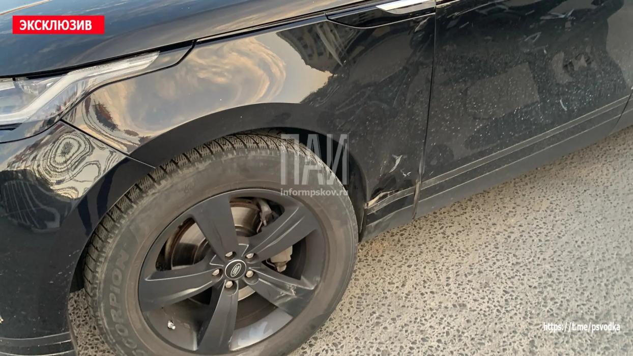 Автомобиль и мопед столкнулись на Октябрьском проспекте в Пскове