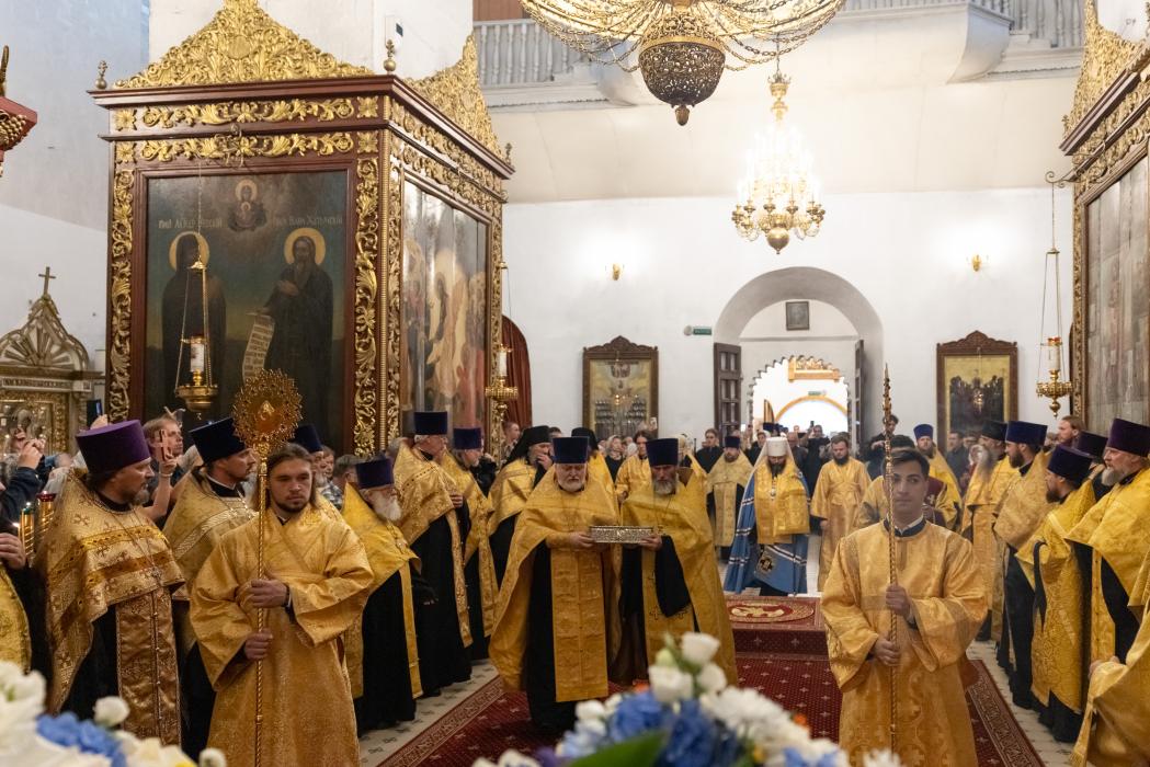 Поклониться святыне: мощи святителя Спиридона Тримифунтского в Троицком соборе в Пскове