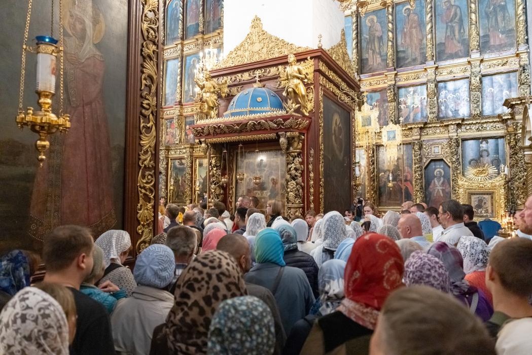 Поклониться святыне: мощи святителя Спиридона Тримифунтского в Троицком соборе в Пскове