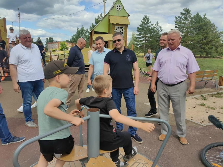Михаил Ведерников оценил результат работ по благоустройству территории в Дедовичах 