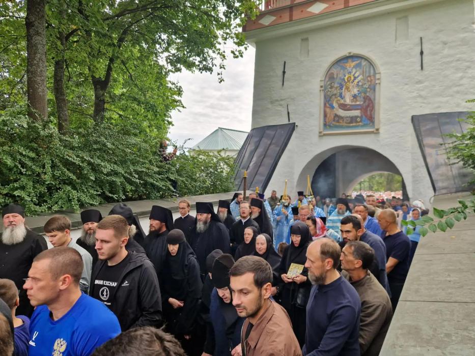 Крестный ход в Свято-Успенском Псково-Печерском монастыре